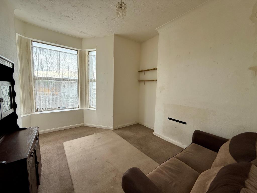Lot: 79 - FREEHOLD BLOCK FOR INVESTMENT - Flat B Living room